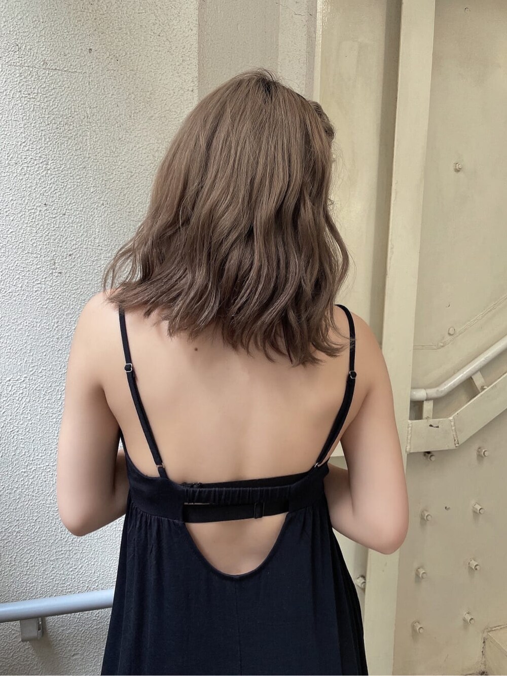 ブラック系のサンダル、ブラック系のワンピース、ホワイト系のTシャツ/カットソーを着用したレディースの夏コーディネートの4枚目の写真