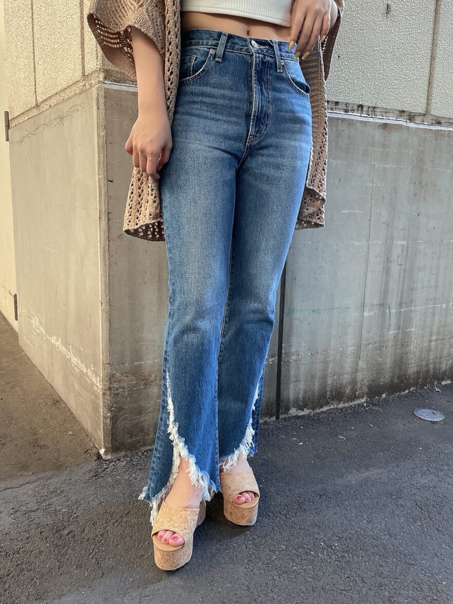 ベージュ系のサンダル、ブルー系のデニムパンツ、ベージュ系のカーディガン/ボレロを着用したレディースの夏コーディネートの5枚目の写真