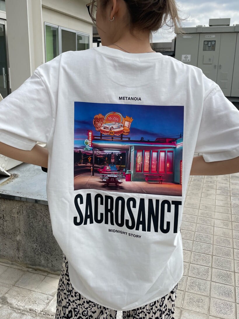 ブラック系のパンプス、その他のその他パンツ、ホワイト系のTシャツ/カットソーを着用したレディースの春コーディネートの7枚目の写真
