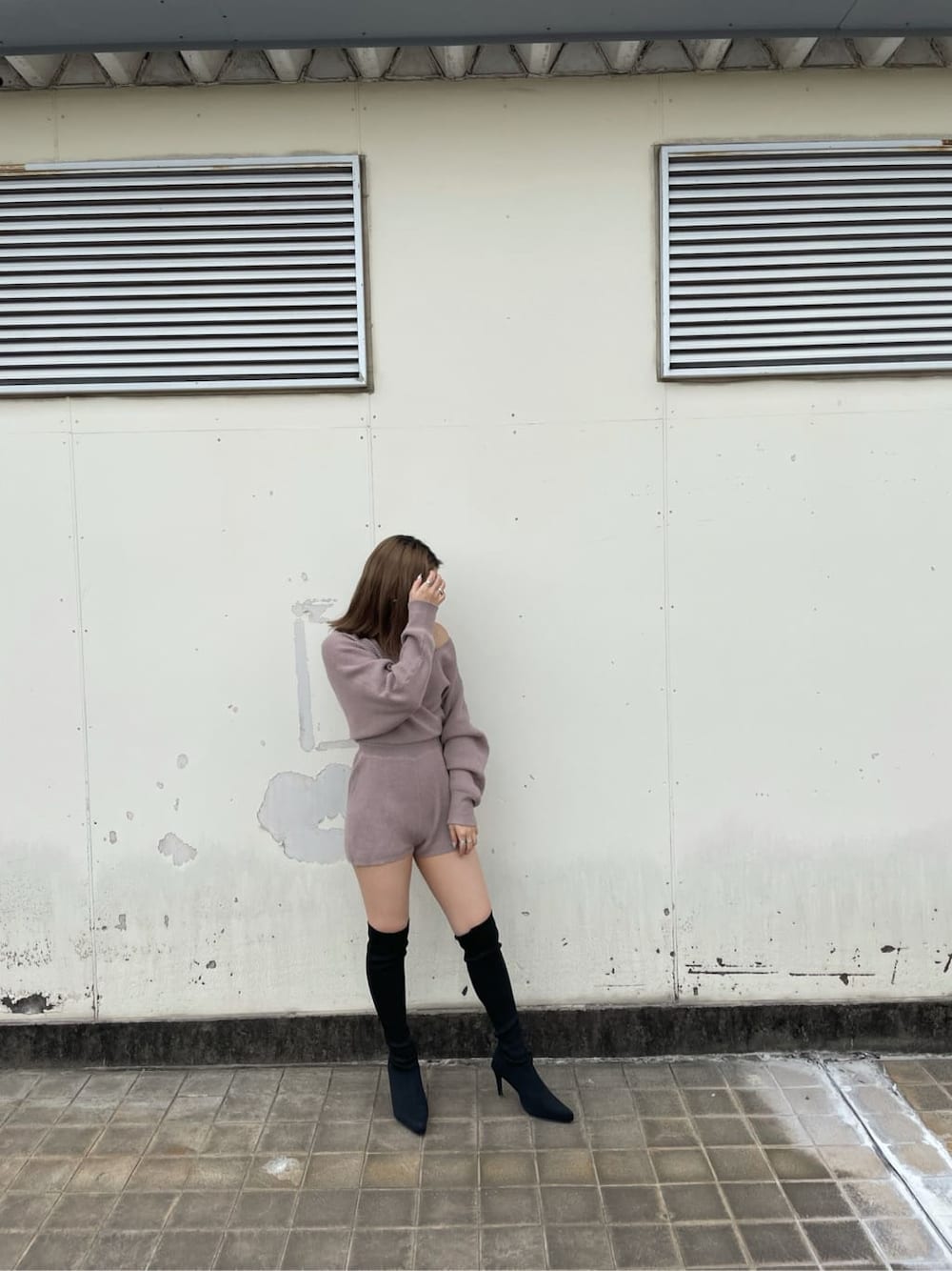 ベージュ系のつなぎ/オールインワンを着用したレディースの秋コーディネートの4枚目の写真