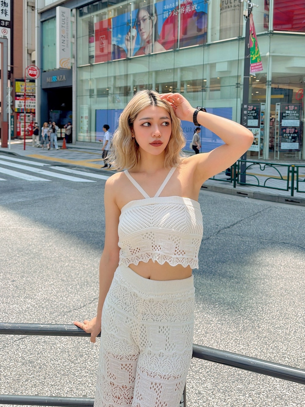 ホワイト系のキャミソール、ホワイト系のその他パンツ、ホワイト系のサンダルを着用したレディースの夏コーディネートの4枚目の写真