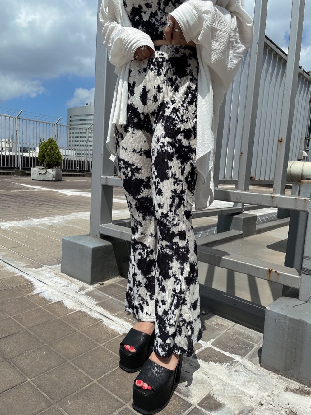 ホワイト系のシャツ/ブラウス、その他のその他パンツ、その他のキャミソールを着用したレディースの夏コーディネートの4枚目の写真