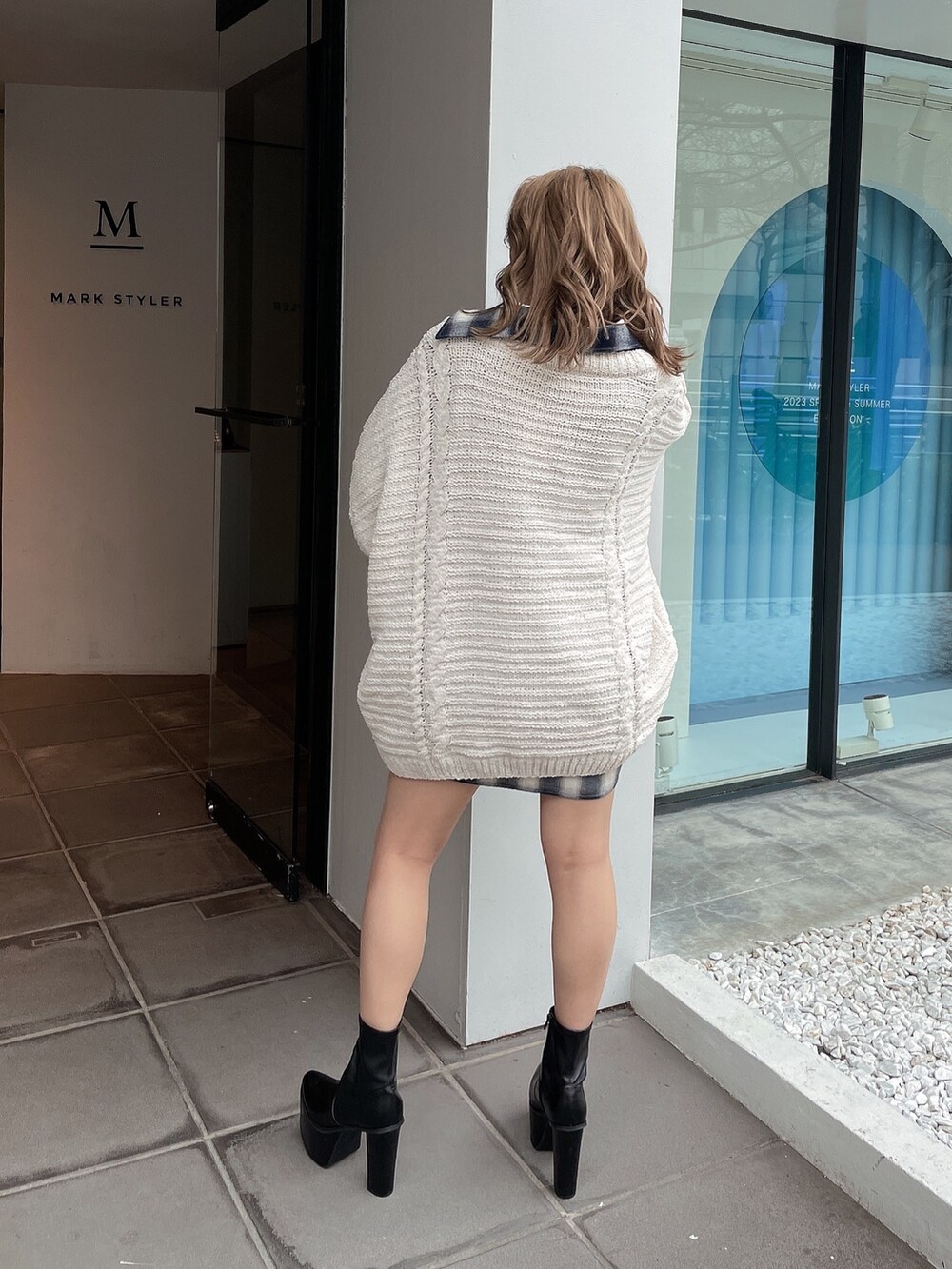 ホワイト系のカーディガン/ボレロ、ブルー系のシャツ/ブラウス、ブルー系のデニムパンツを着用したレディースの春コーディネートの2枚目の写真