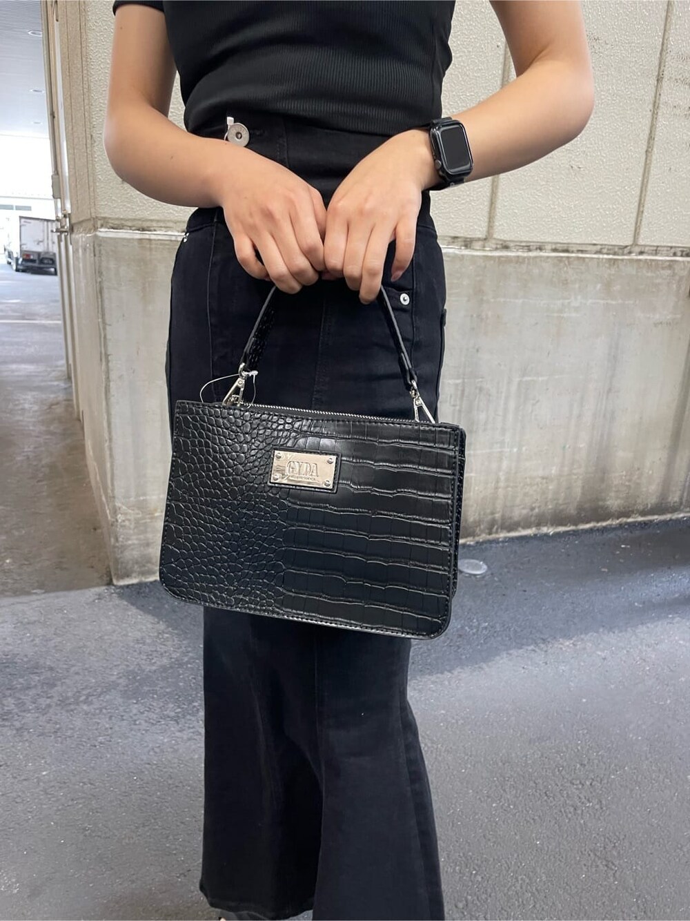 ホワイト系のシャツ/ブラウス、ブラック系のハンドバッグ、ブラック系のサンダルを着用したレディースの夏コーディネートの8枚目の写真