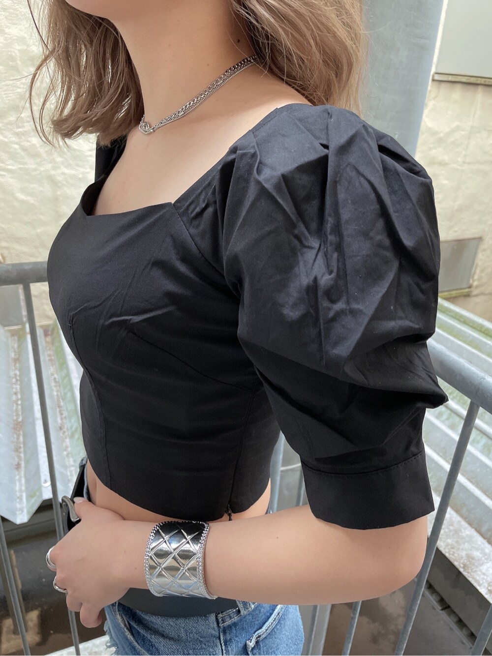 ブラック系のパンプス、ブラック系のシャツ/ブラウス、ブラック系のベルトを着用したレディースの春コーディネートの5枚目の写真