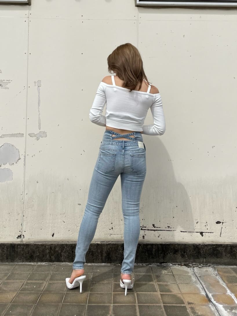 ホワイト系のパンプス、イエロー系のトレンチコート、ホワイト系のハンドバッグを着用したレディースの春コーディネートの5枚目の写真