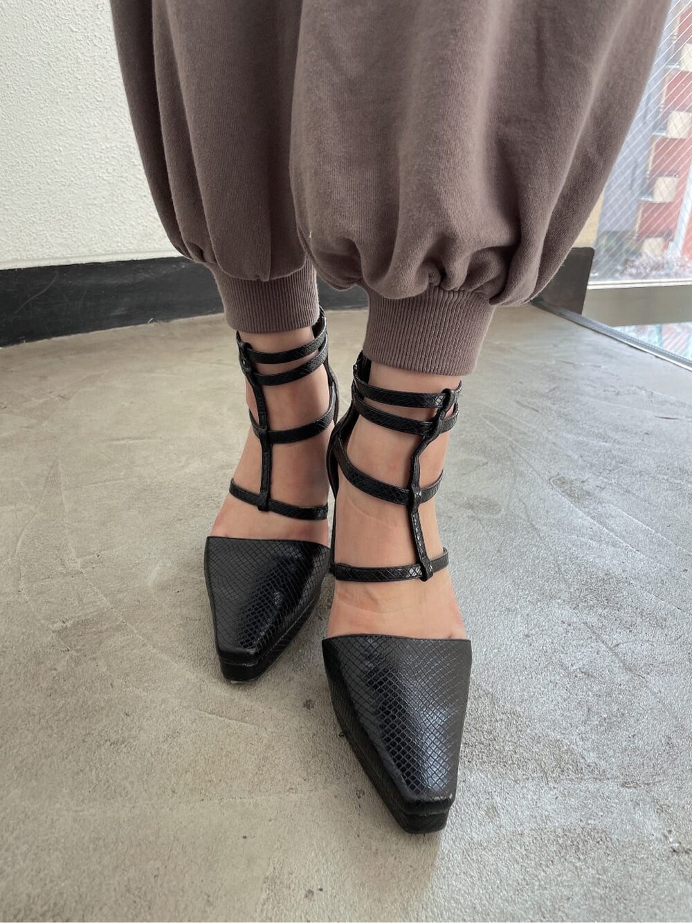 ブラック系のパンプス、ベージュ系のスウェットパンツ、ホワイト系のニット/セーターを着用したレディースの春コーディネートの8枚目の写真