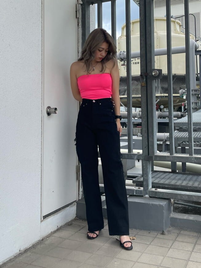 ブラック系のサンダル、ブラック系のデニムパンツ、ピンク系のチューブトップを着用したレディースの夏コーディネートの3枚目の写真