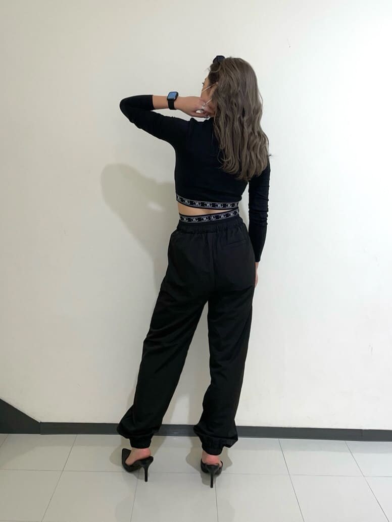 ブラック系のパンプス、ブラック系のその他パンツ、ブラック系のTシャツ/カットソーを着用したレディースの秋コーディネートの3枚目の写真