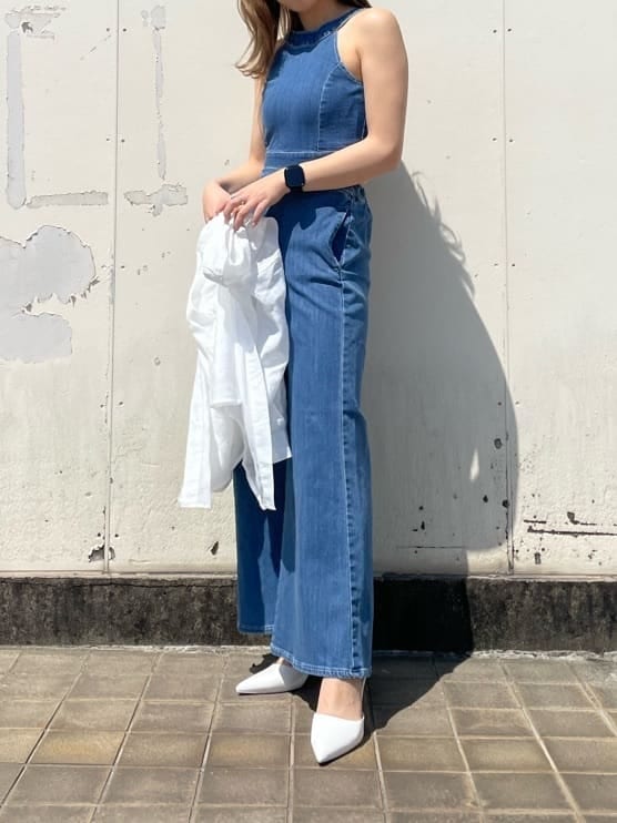ホワイト系のパンプス、ホワイト系のシャツ/ブラウス、ブルー系のつなぎ/オールインワンを着用したレディースの春コーディネートの4枚目の写真