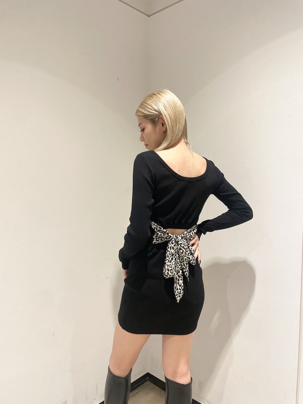 ブラック系のワンピース、ブラック系のブーツを着用したレディースの秋コーディネートの3枚目の写真