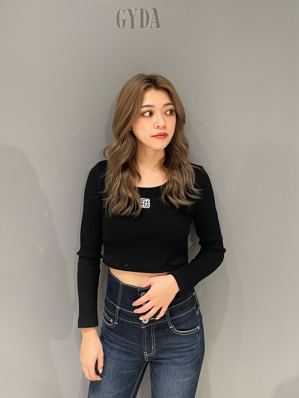 ブラック系のTシャツ/カットソー、ブルー系のデニムパンツ、ブラック系のパンプスを着用したレディースの夏コーディネートの4枚目の写真