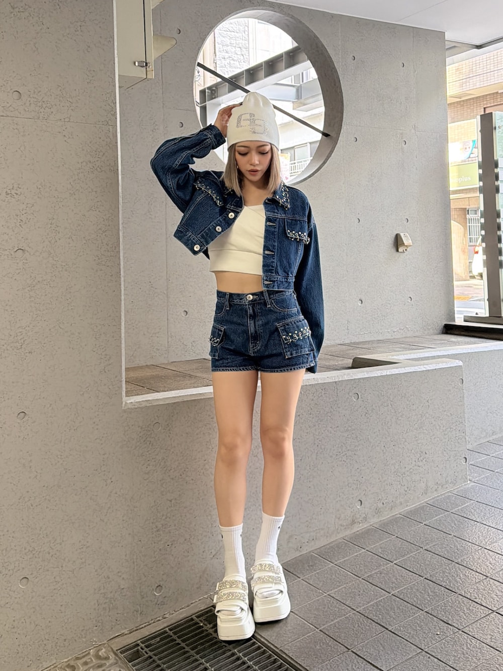 ブルー系のデニムジャケット、ブルー系のデニムパンツ、ホワイト系のTシャツ/カットソーを着用したレディースの春コーディネートの4枚目の写真