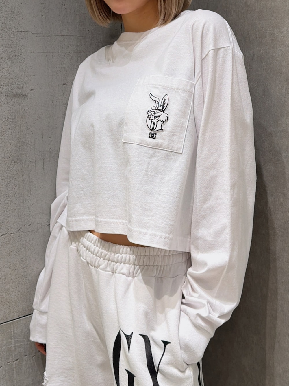 ホワイト系のTシャツ/カットソー、ホワイト系のスウェットパンツを着用したレディースの春コーディネートの5枚目の写真