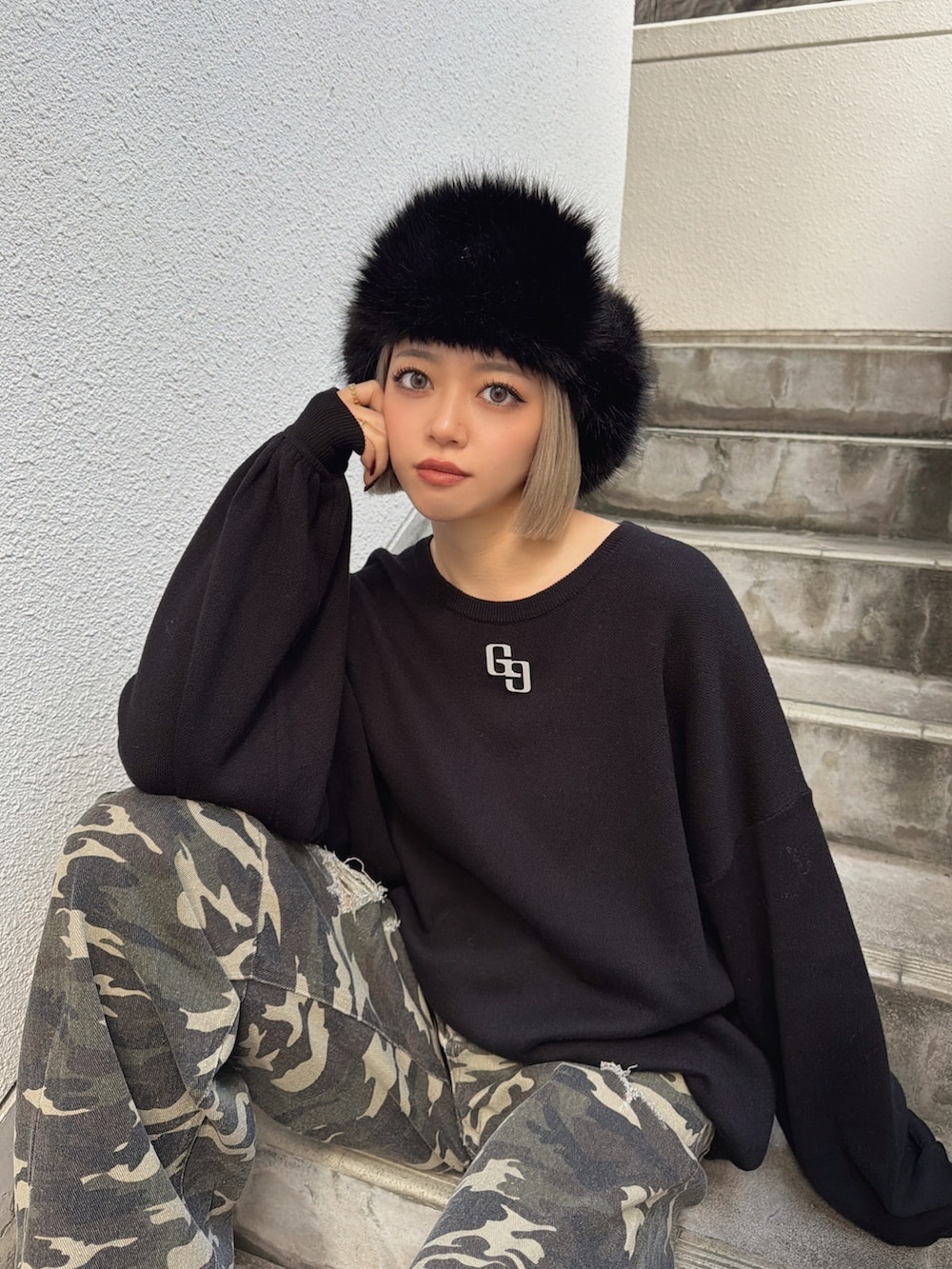 ブラック系のニット/セーター、その他のデニムパンツ、ブラック系のキャップを着用したレディースの冬コーディネートの2枚目の写真