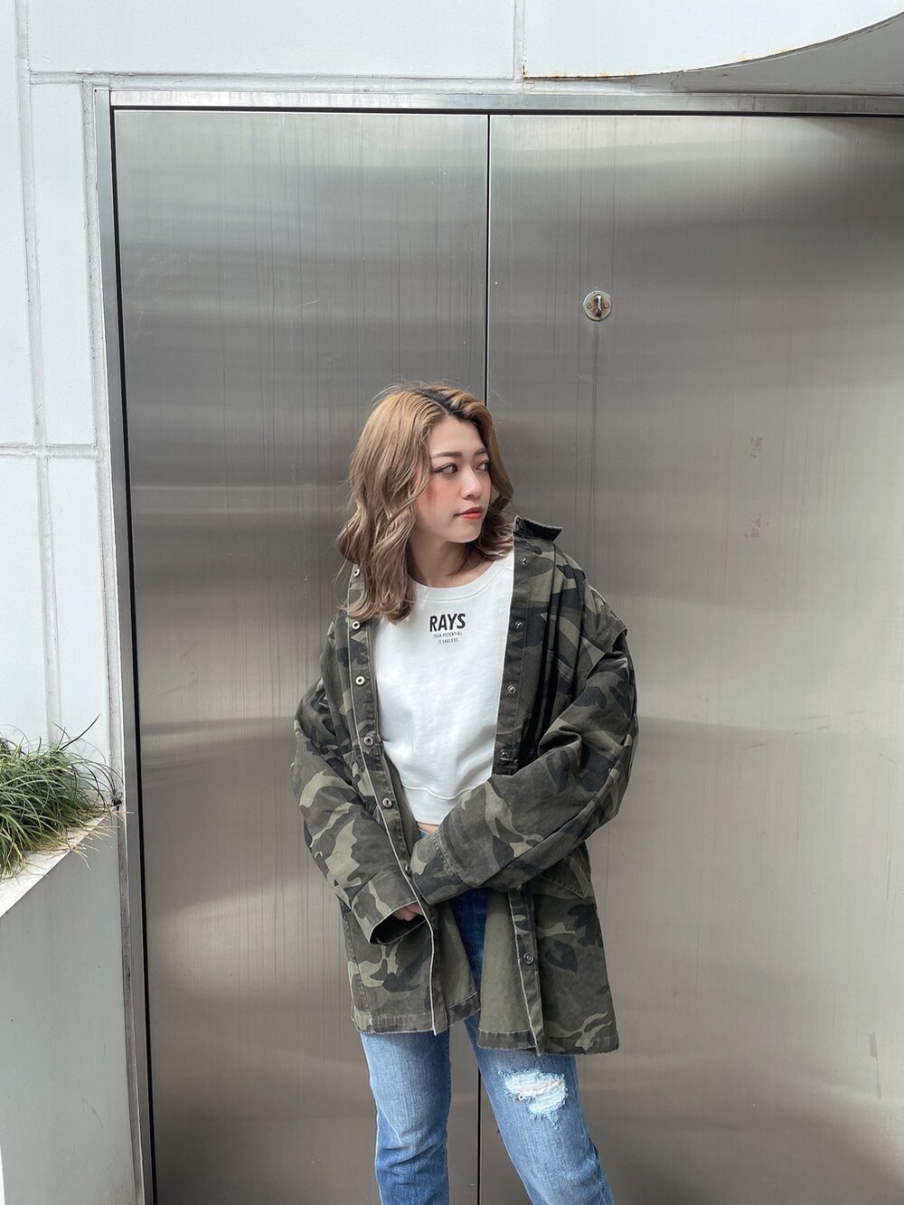 その他のミリタリージャケット、ブルー系のデニムパンツ、ホワイト系のスウェットを着用したレディースの春コーディネートの3枚目の写真