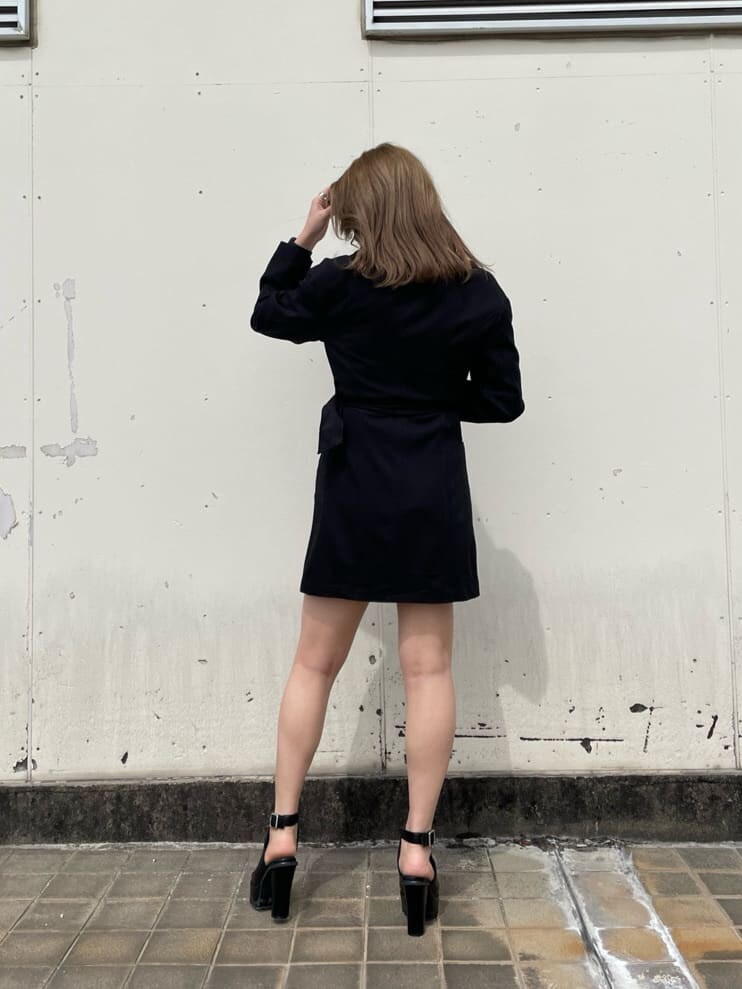 ブラック系のキャミソール、ブラック系のワンピース、ブラック系のブーツを着用したレディースの春コーディネートの3枚目の写真