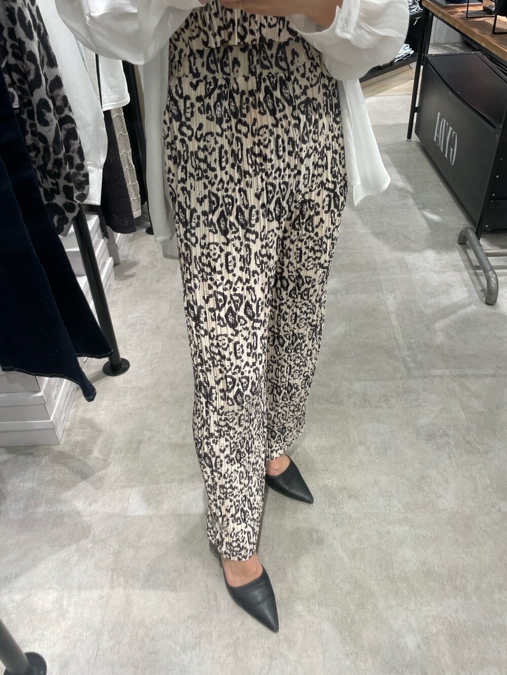 その他のキャミソール、ブラック系のその他パンツ、ブラック系のパンプスを着用したレディースの春コーディネートの7枚目の写真