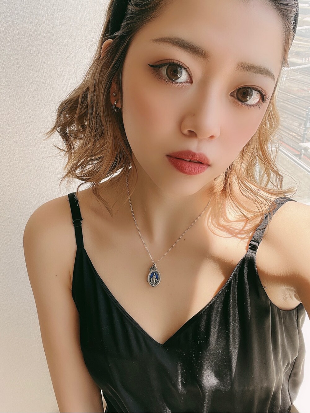 ブラック系のパンプス、ブラック系のチューブトップ、ブラック系のサロペット/オーバーオールを着用したレディースの春コーディネートの2枚目の写真