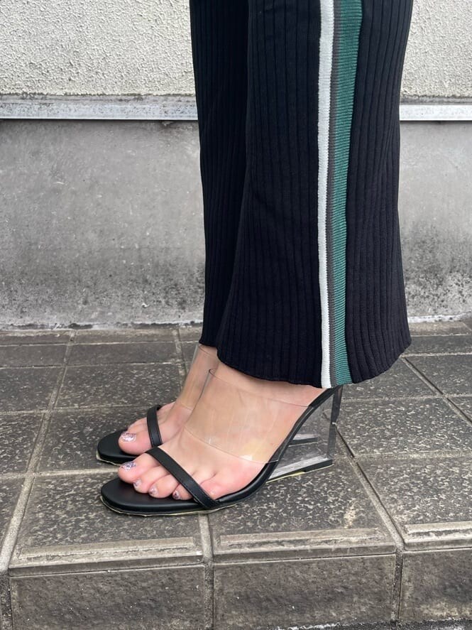 ブラック系のサンダル、ブラック系のその他パンツ、ホワイト系のTシャツ/カットソーを着用したレディースの夏コーディネートの8枚目の写真