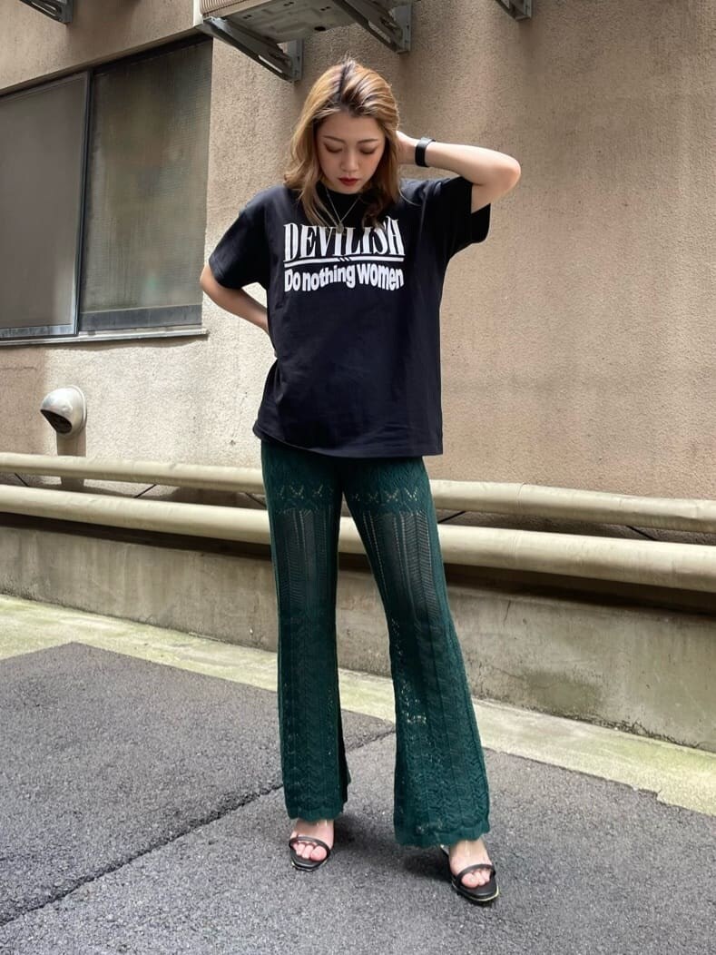 ブラック系のサンダル、グリーン系のその他パンツ、ブラック系のTシャツ/カットソーを着用したレディースの夏コーディネートの2枚目の写真