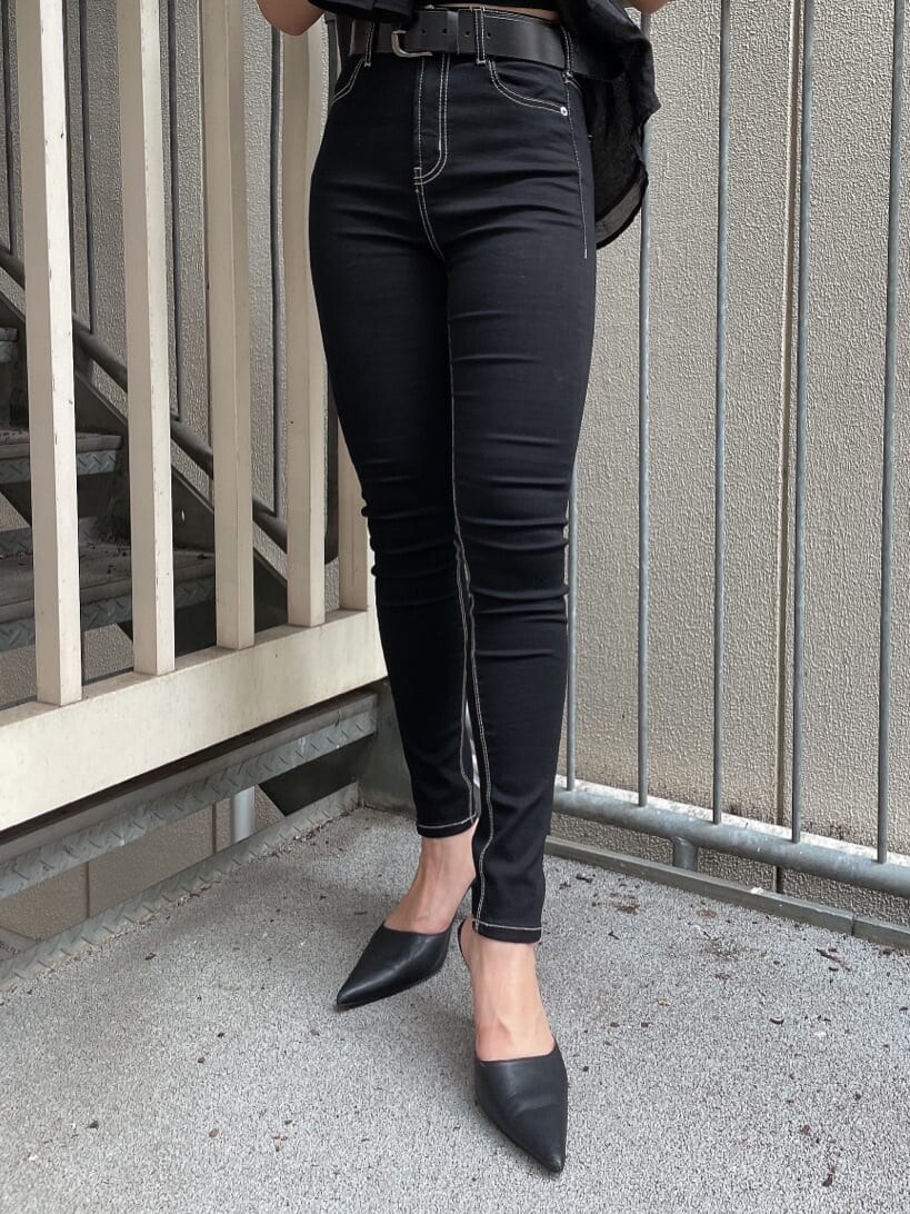 ブラック系のシャツ/ブラウス、ブラック系のパンプス、ブラック系のデニムパンツを着用したレディースの夏コーディネートの5枚目の写真