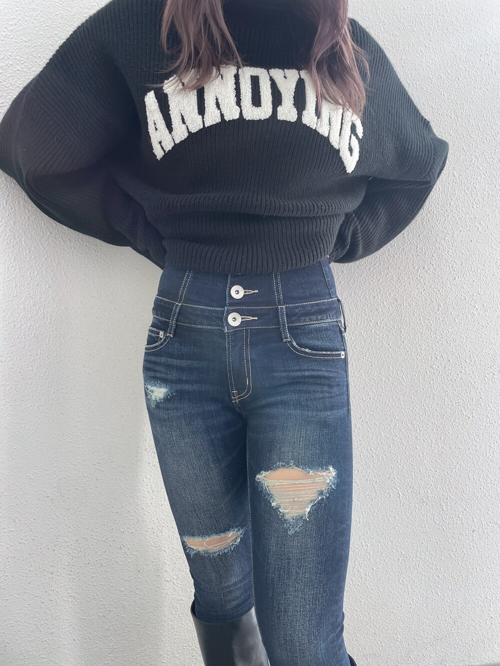 ブラック系のブーツ、ブルー系のデニムパンツ、ブラック系のニット/セーターを着用したレディースの冬コーディネートの4枚目の写真