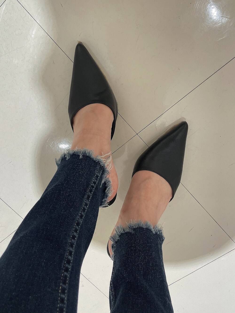 ブルー系のデニムパンツ、ブラック系のパンプス、ブラック系のニット/セーターを着用したレディースの夏コーディネートの8枚目の写真