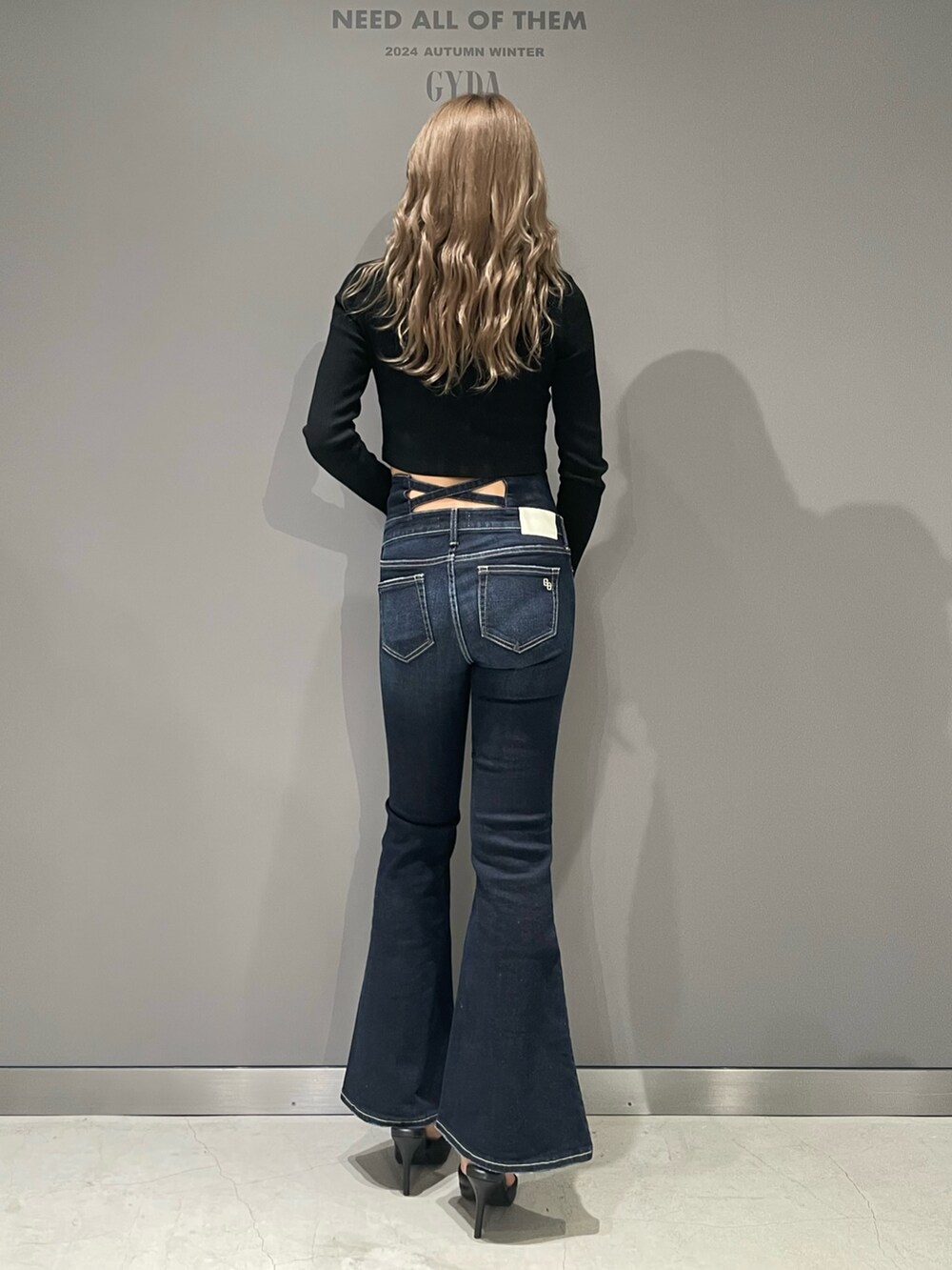 ブラック系のTシャツ/カットソー、ブルー系のデニムパンツ、ブラック系のパンプスを着用したレディースの夏コーディネートの3枚目の写真