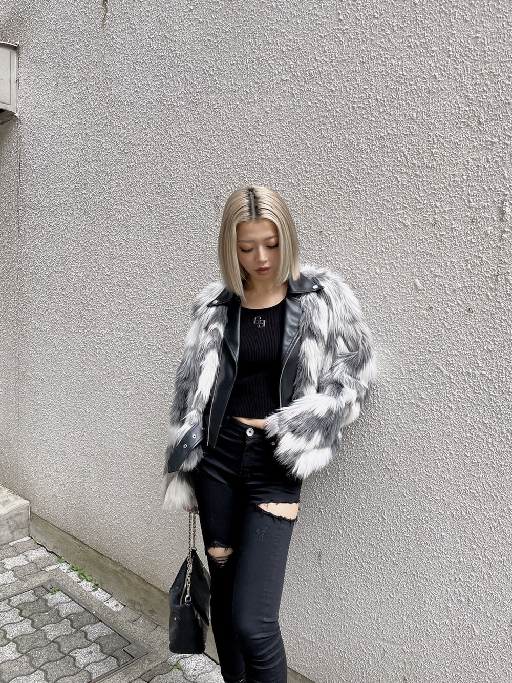 その他のライダースジャケット、ブラック系のデニムパンツ、ブラック系のブーツを着用したレディースの秋コーディネートの2枚目の写真