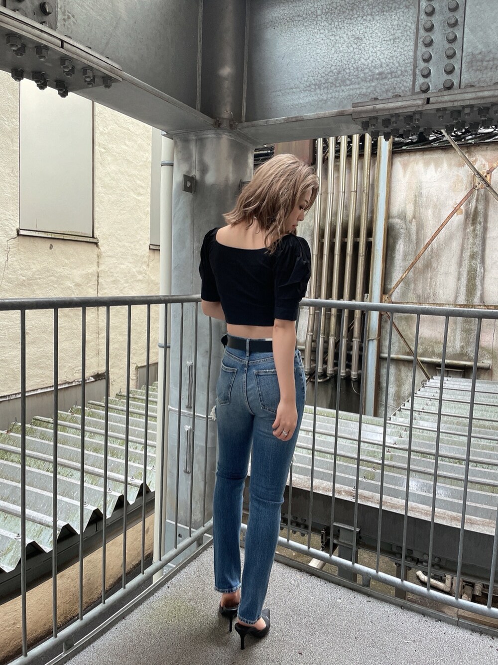 ブラック系のパンプス、ブラック系のシャツ/ブラウス、ブラック系のベルトを着用したレディースの春コーディネートの4枚目の写真