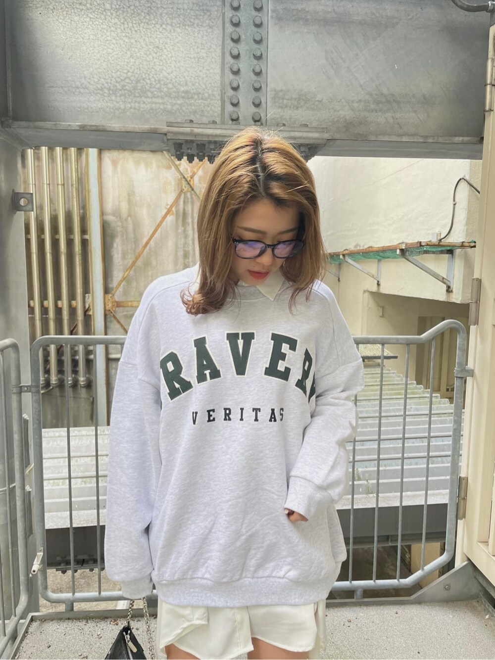 ブラック系のブーツ、グレー系のTシャツ/カットソー、ホワイト系のシャツ/ブラウスを着用したレディースの冬コーディネートの3枚目の写真