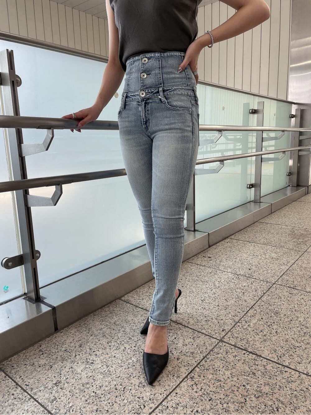 グレー系のTシャツ/カットソー、ブラック系のハンドバッグ、ブラック系のパンプスを着用したレディースの夏コーディネートの4枚目の写真