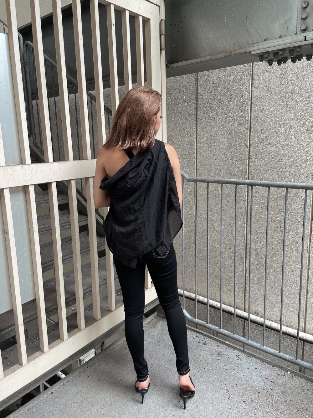 ブラック系のシャツ/ブラウス、ブラック系のパンプス、ブラック系のデニムパンツを着用したレディースの夏コーディネートの4枚目の写真