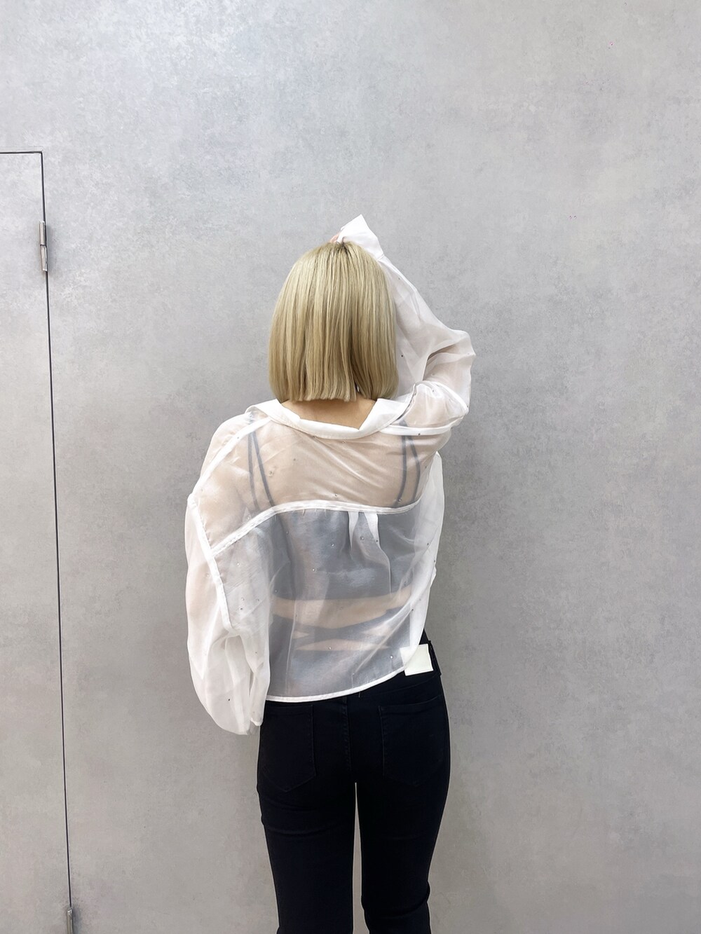 ホワイト系のシャツ/ブラウス、ブラック系のキャミソール、ブラック系のデニムパンツを着用したレディースの春コーディネートの4枚目の写真