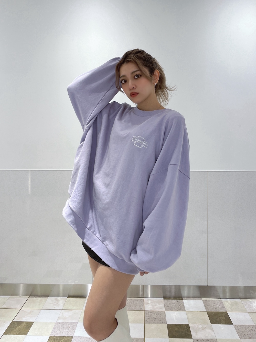 パープル系のスウェット、ホワイト系のブーツを着用したレディースの冬コーディネートの5枚目の写真