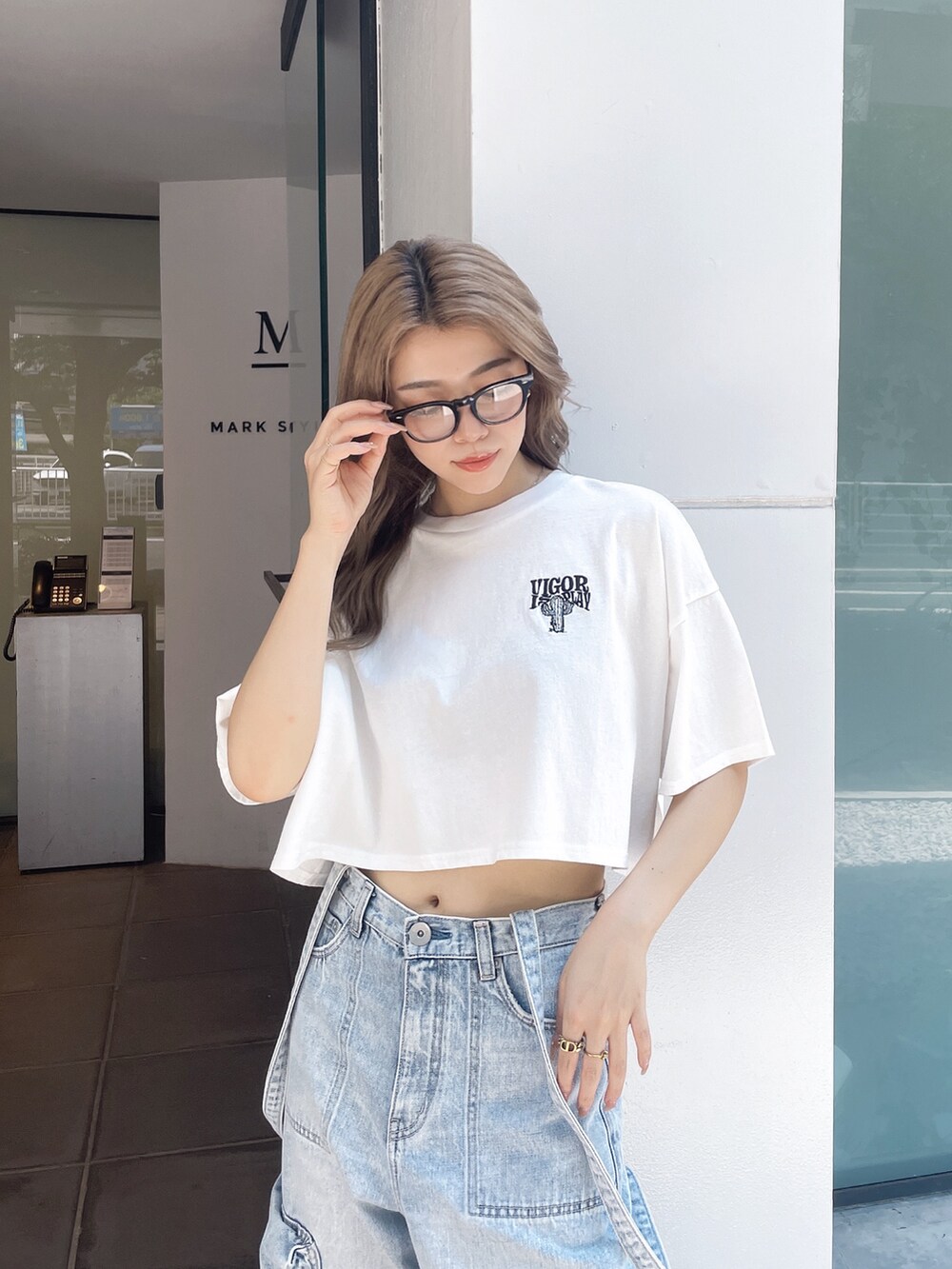 ホワイト系のTシャツ/カットソー、ブルー系のデニムパンツ、ホワイト系のサンダルを着用したレディースの夏コーディネートの4枚目の写真
