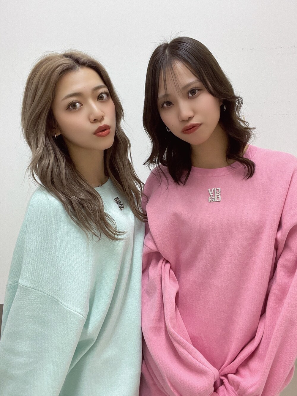 グリーン系のニット/セーター、ブラック系のブーツ、ブラック系のブーツを着用したレディースの冬コーディネートの5枚目の写真