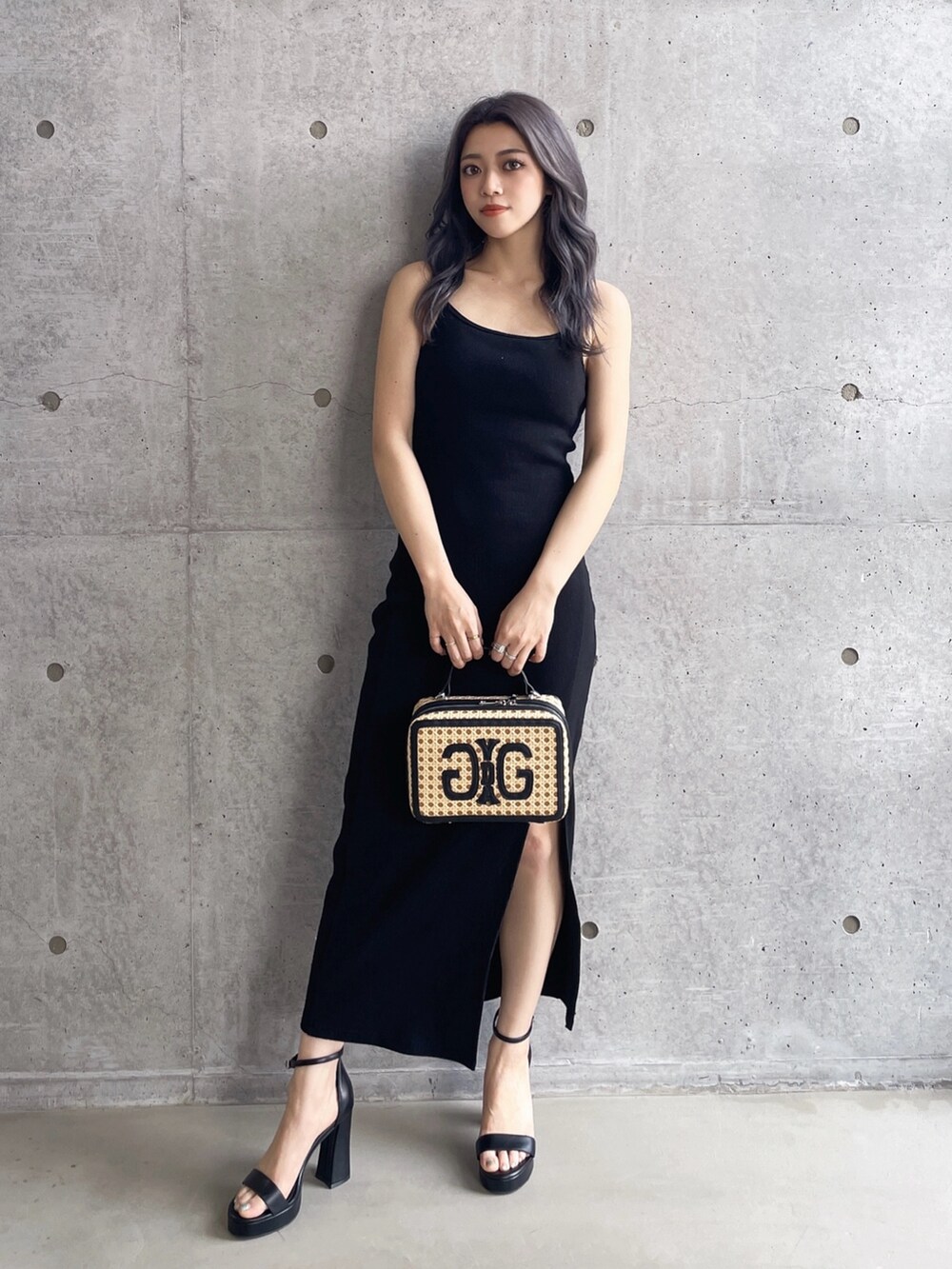 ブラック系のワンピース、ベージュ系のショルダーバッグ、ブラック系のサンダルを着用したレディースの夏コーディネートの2枚目の写真