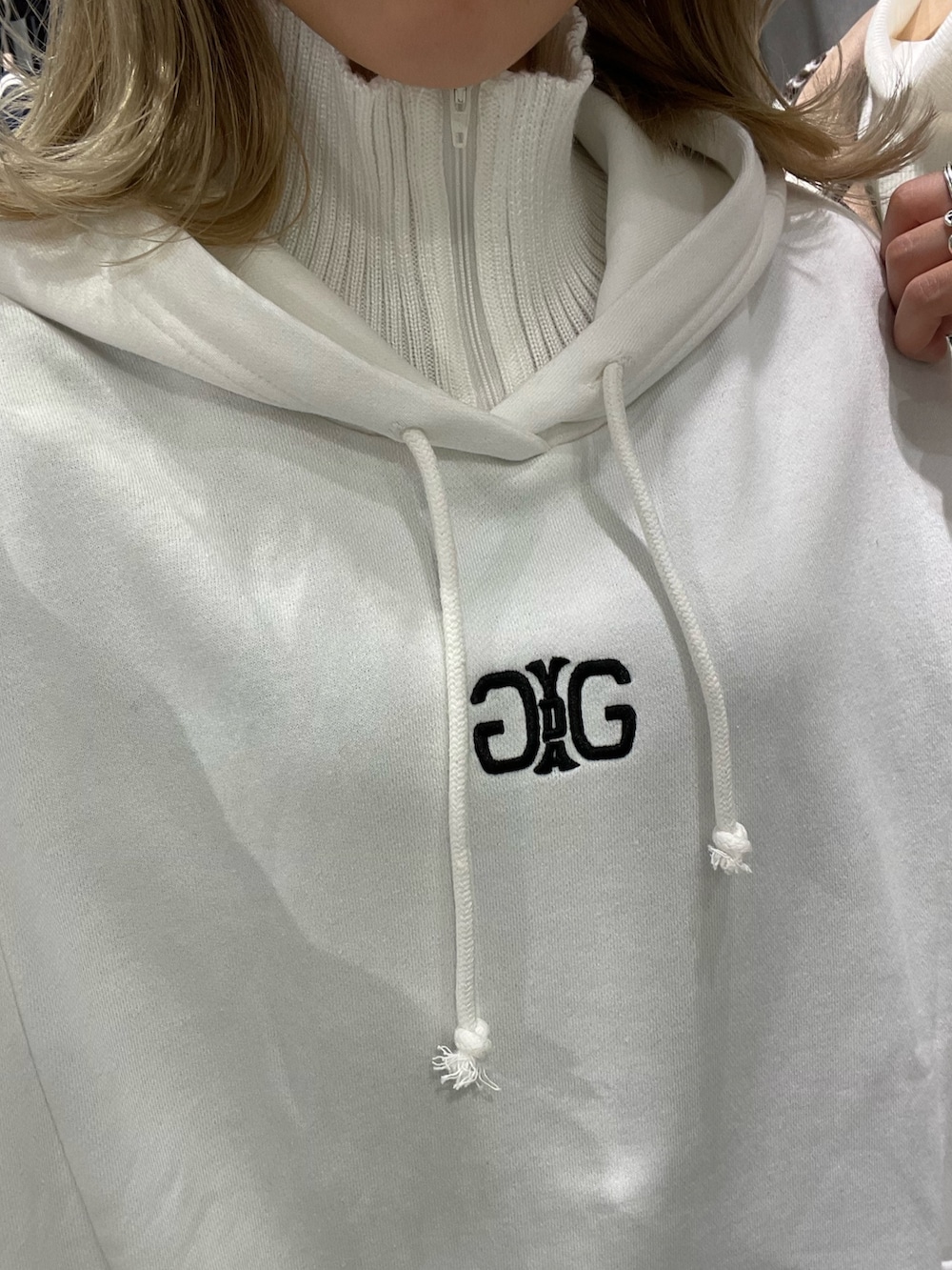 ホワイト系のスウェット、ブラック系のブーツを着用したレディースの秋コーディネートの5枚目の写真