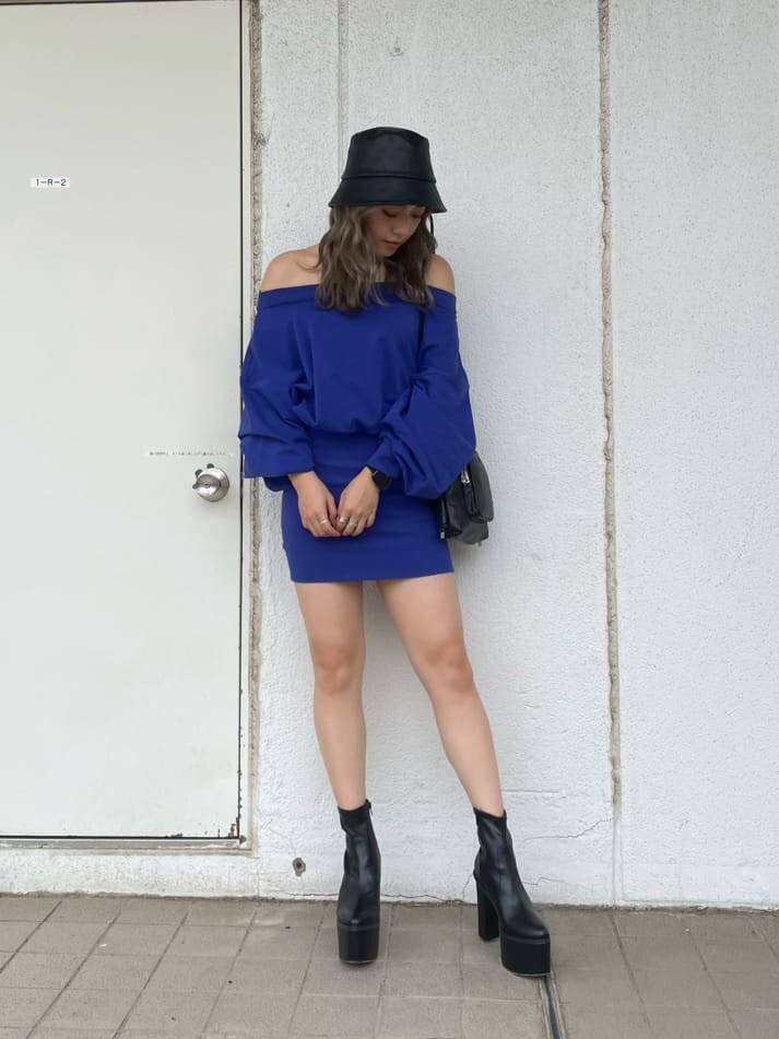 ブルー系のワンピース、ブラック系のブーツ、ブラック系のハットを着用したレディースの夏コーディネートの2枚目の写真