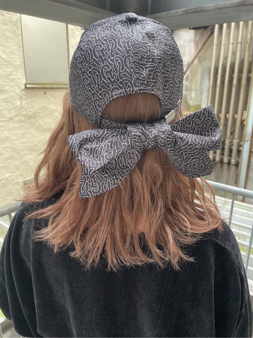 ブラック系のカーディガン/ボレロ、ブラック系のブーツ、ブラック系のその他パンツを着用したレディースの秋コーディネートの6枚目の写真