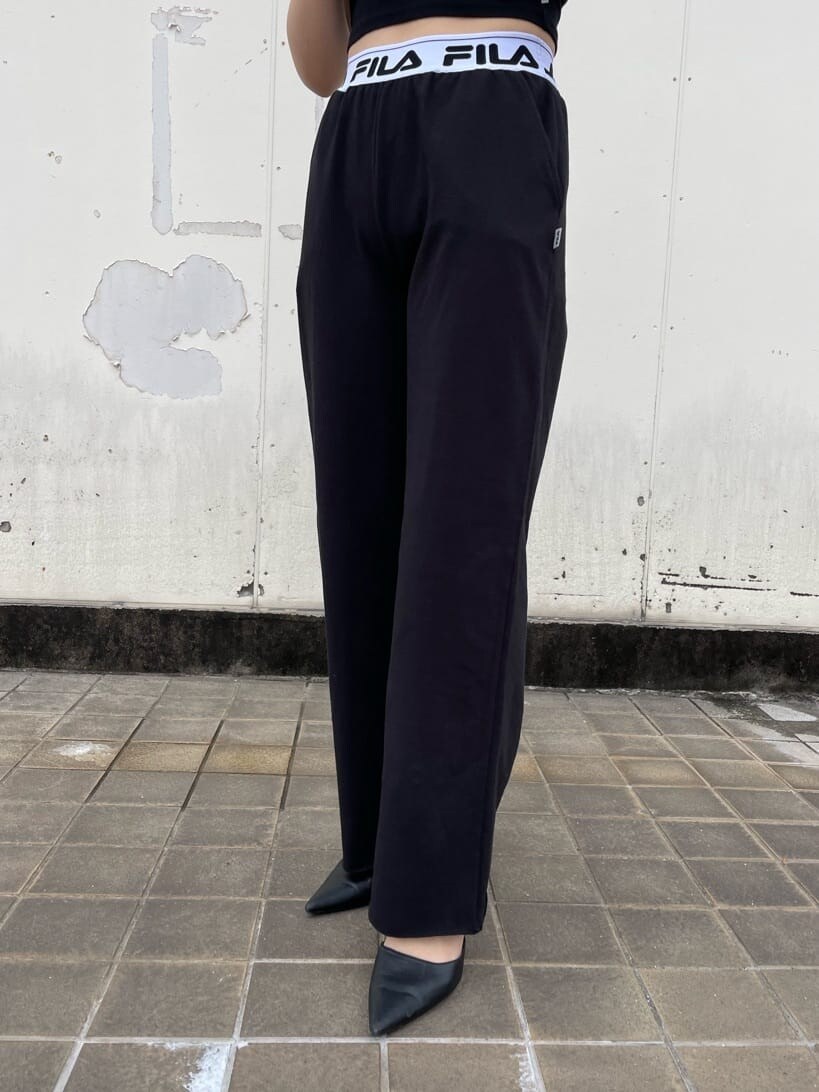 ブラック系のパンプス、ホワイト系のシャツ/ブラウス、ブラック系のその他パンツを着用したレディースの春コーディネートの7枚目の写真