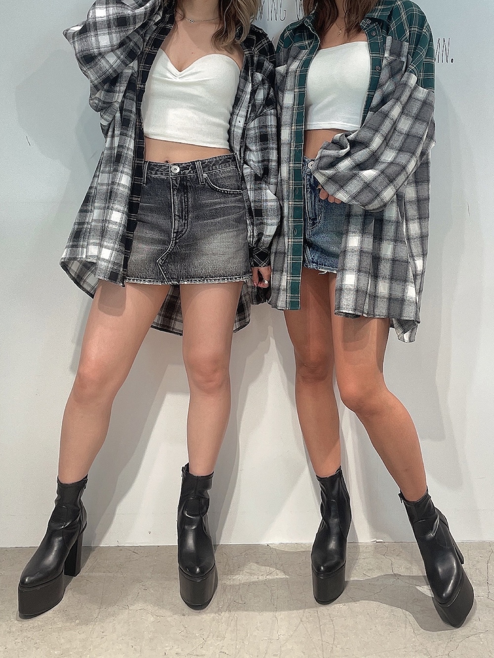 ブラック系のシャツ/ブラウス、グレー系のシャツ/ブラウス、ホワイト系のキャミソールを着用したレディースの夏コーディネートの3枚目の写真