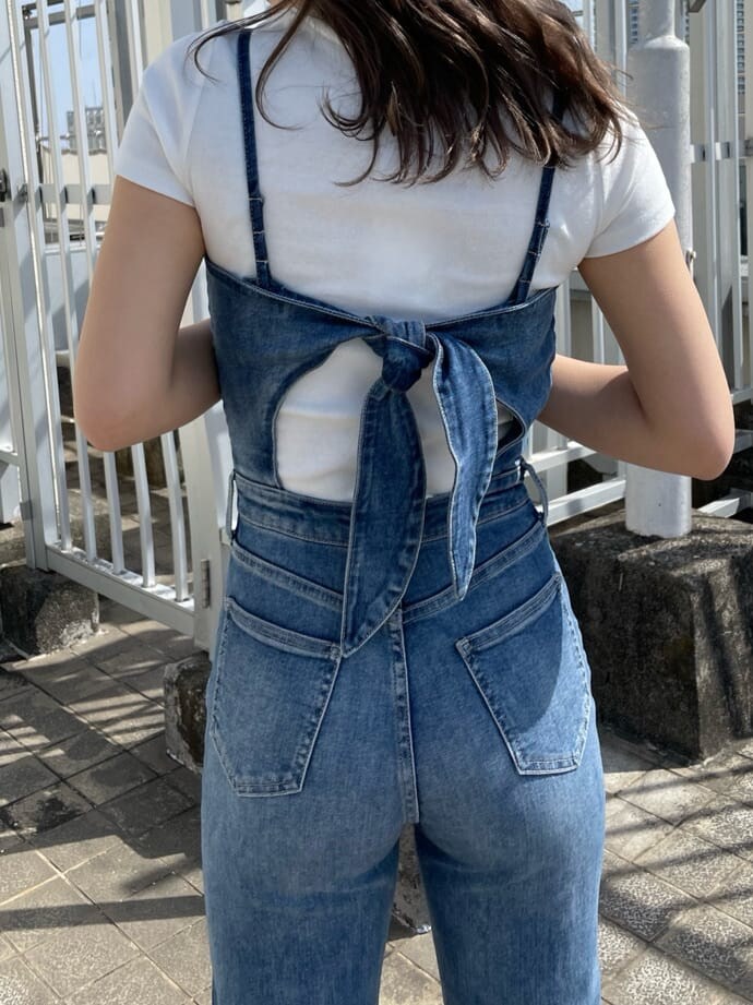 ホワイト系のパンプス、ブルー系のつなぎ/オールインワン、ホワイト系のTシャツ/カットソーを着用したレディースの春コーディネートの4枚目の写真