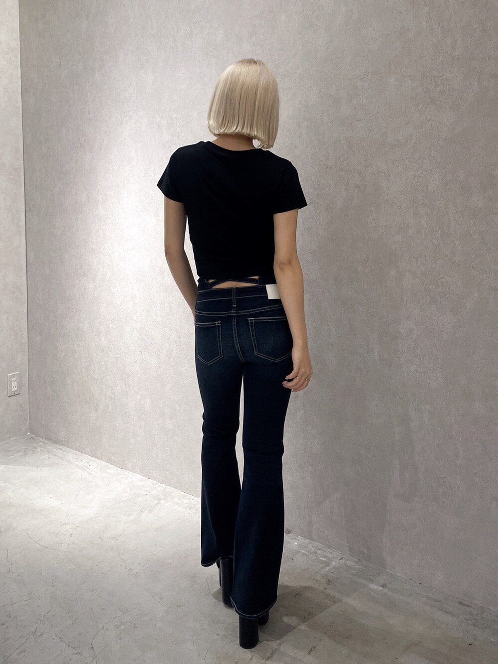 ブラック系のTシャツ/カットソー、ブルー系のデニムパンツ、ブラック系のサンダルを着用したレディースの夏コーディネートの2枚目の写真