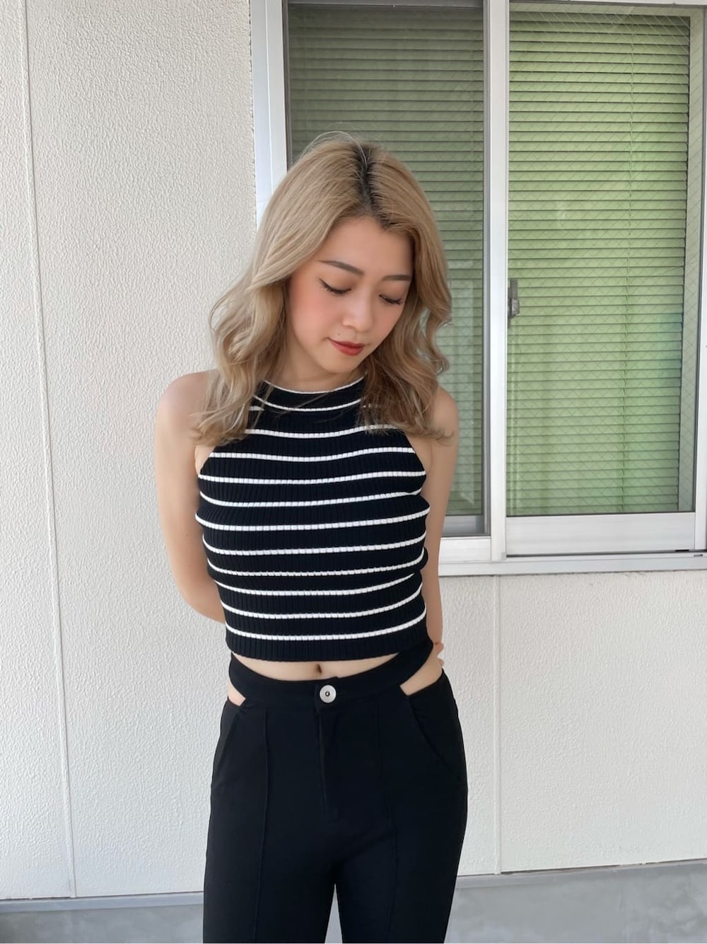 ブラック系のサンダル、ブラック系のデニムパンツ、ブラック系のタンクトップを着用したレディースの夏コーディネートの3枚目の写真