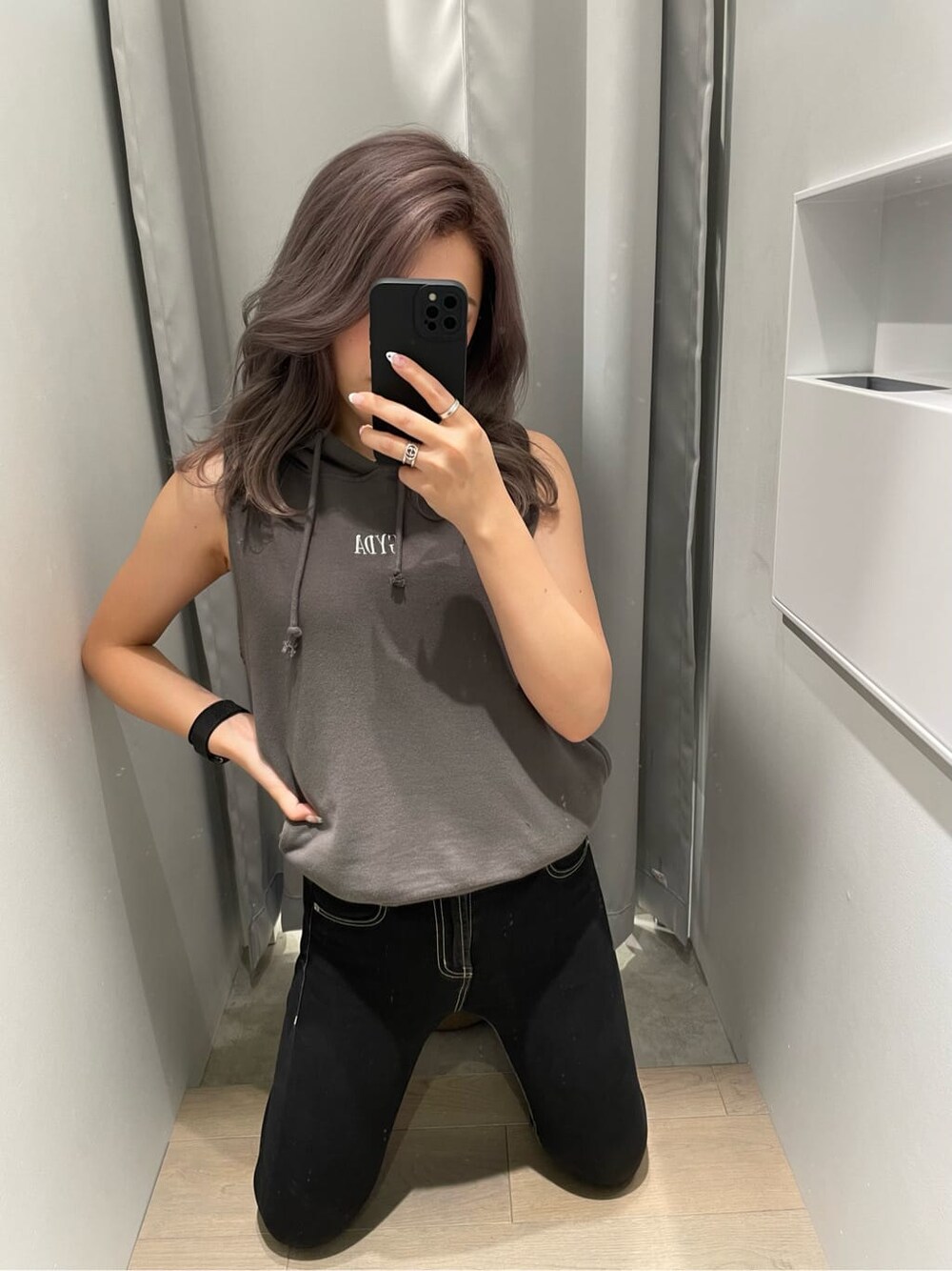 ブラック系のパンプス、グレー系のタンクトップ、ブラック系のデニムパンツを着用したレディースの夏コーディネートの2枚目の写真