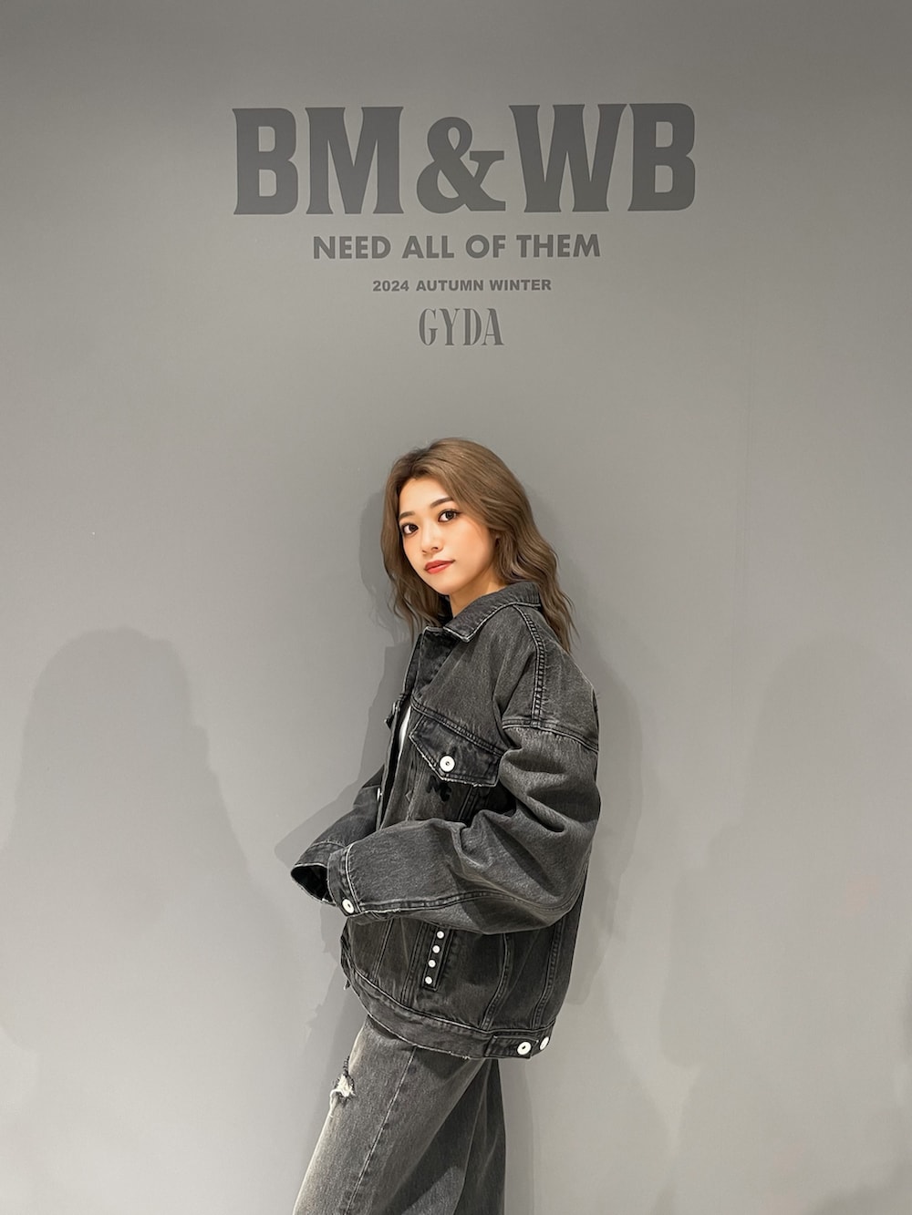 ブラック系のデニムジャケット、ブラック系のデニムパンツ、ブラック系のスリッポンを着用したレディースの秋コーディネートの4枚目の写真