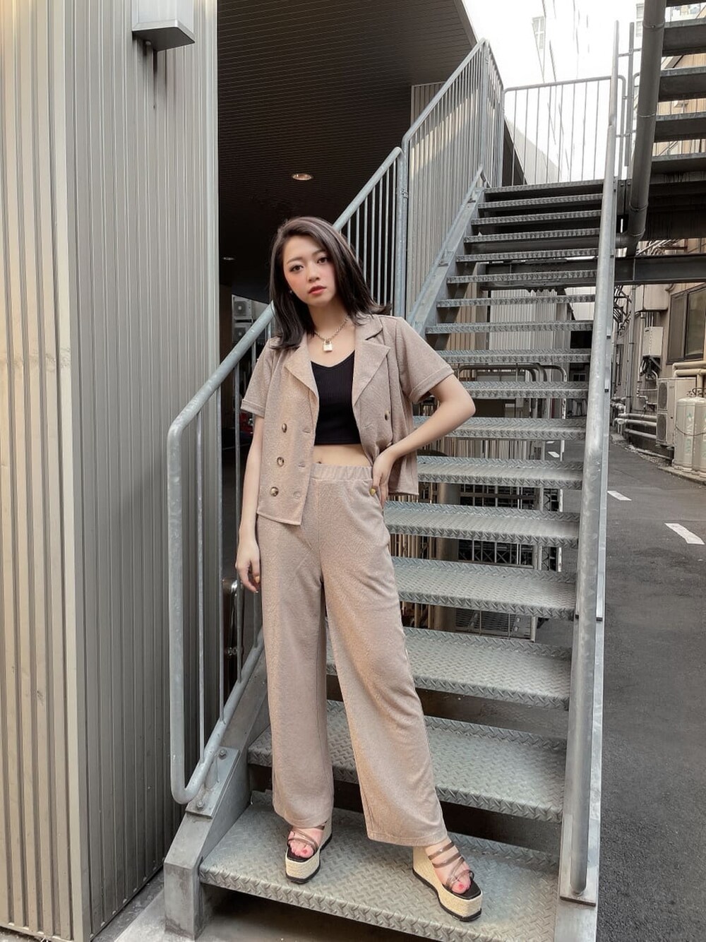 ブラック系のキャミソール、ゴールド系のネックレスを着用したレディースの夏コーディネートの2枚目の写真